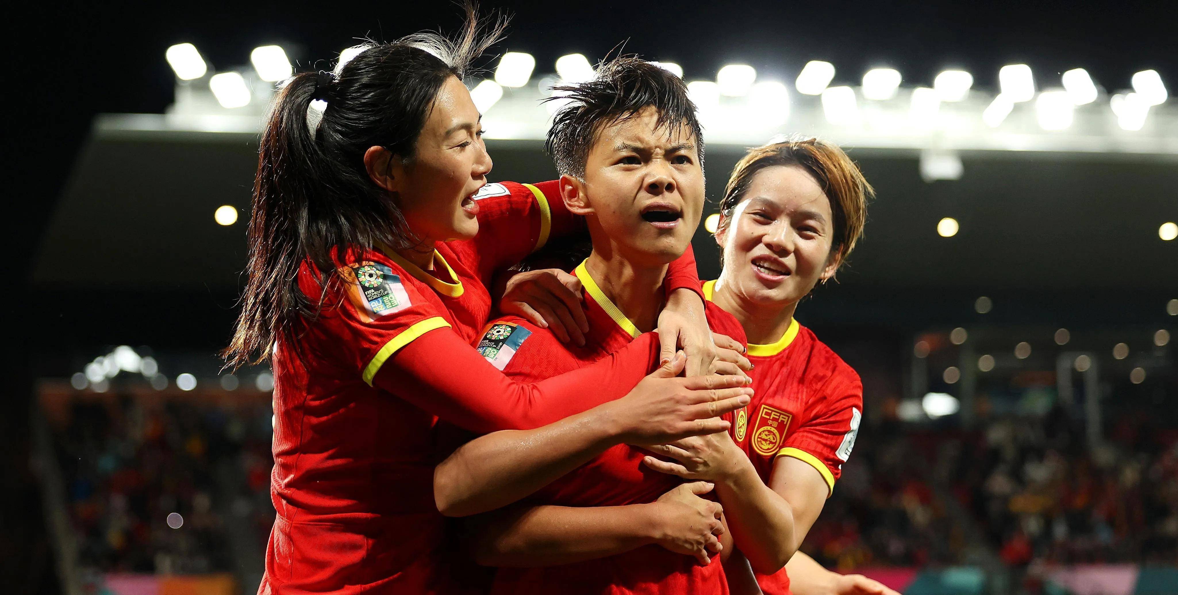 包含比赛纪实：女足球员全力以赴的词条