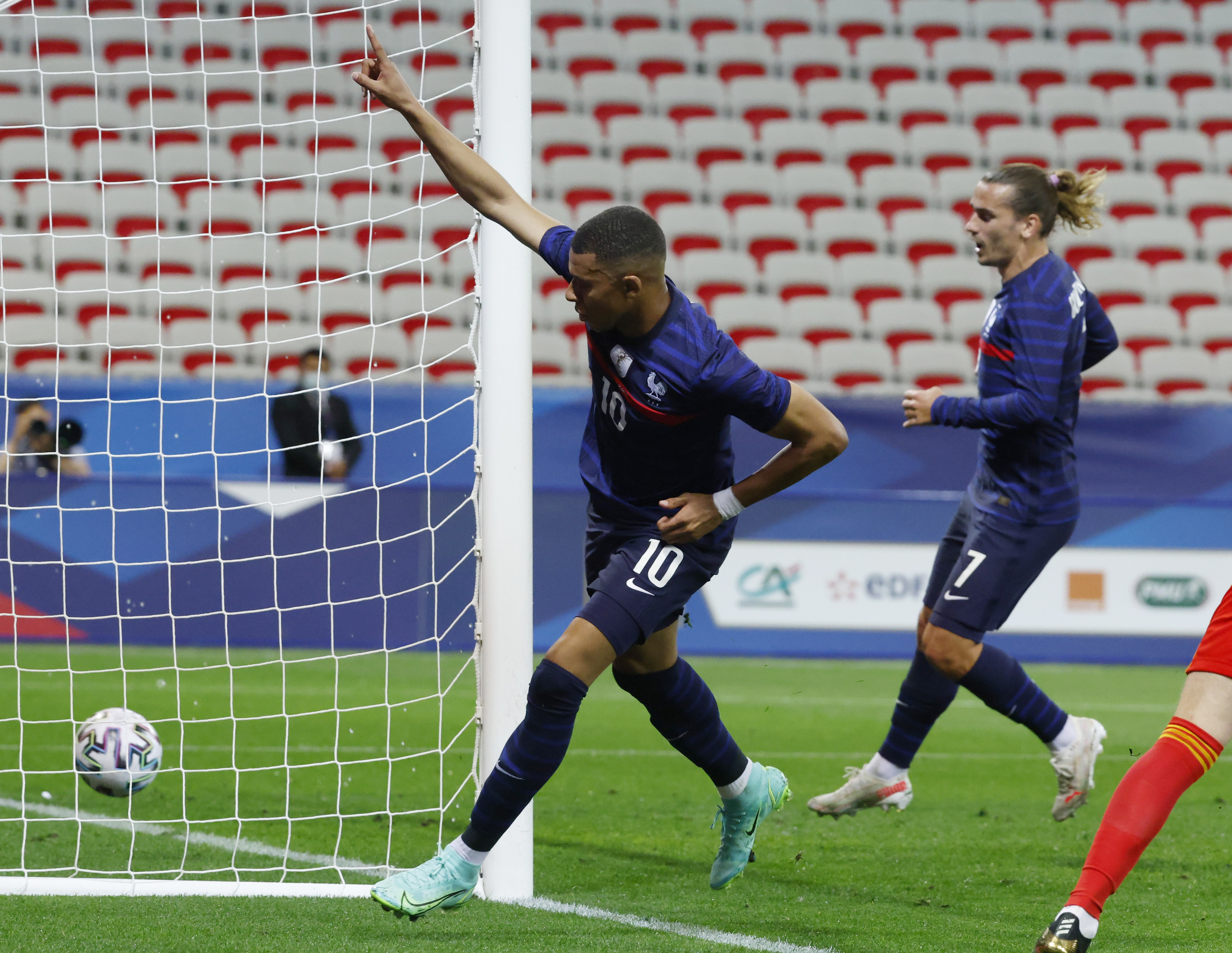 关于欧锦赛资格赛名将争霸，球场上高潮连连的信息