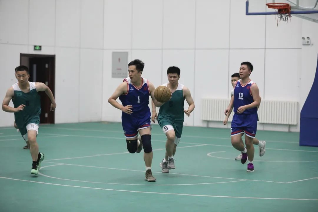 关于年轻球员争相表现，团队作战效果尽显的信息