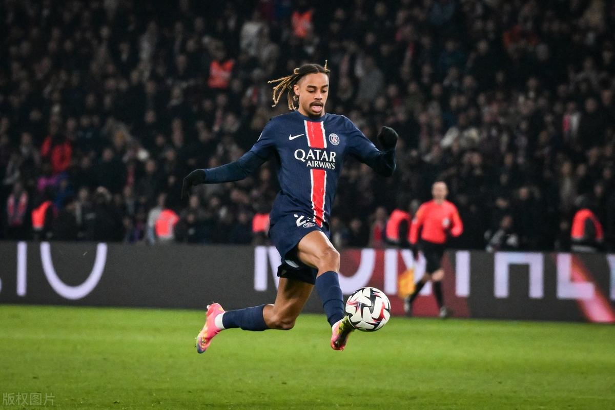 巴黎圣日耳曼前锋梅开二度,继续领跑法甲 巴黎圣日耳曼前锋梅开二度,继续领跑法甲