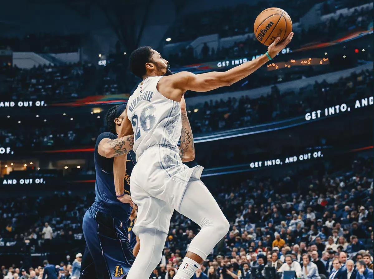 包含鹈鹕客场击败独行侠，霍勒迪贡献全场分的词条