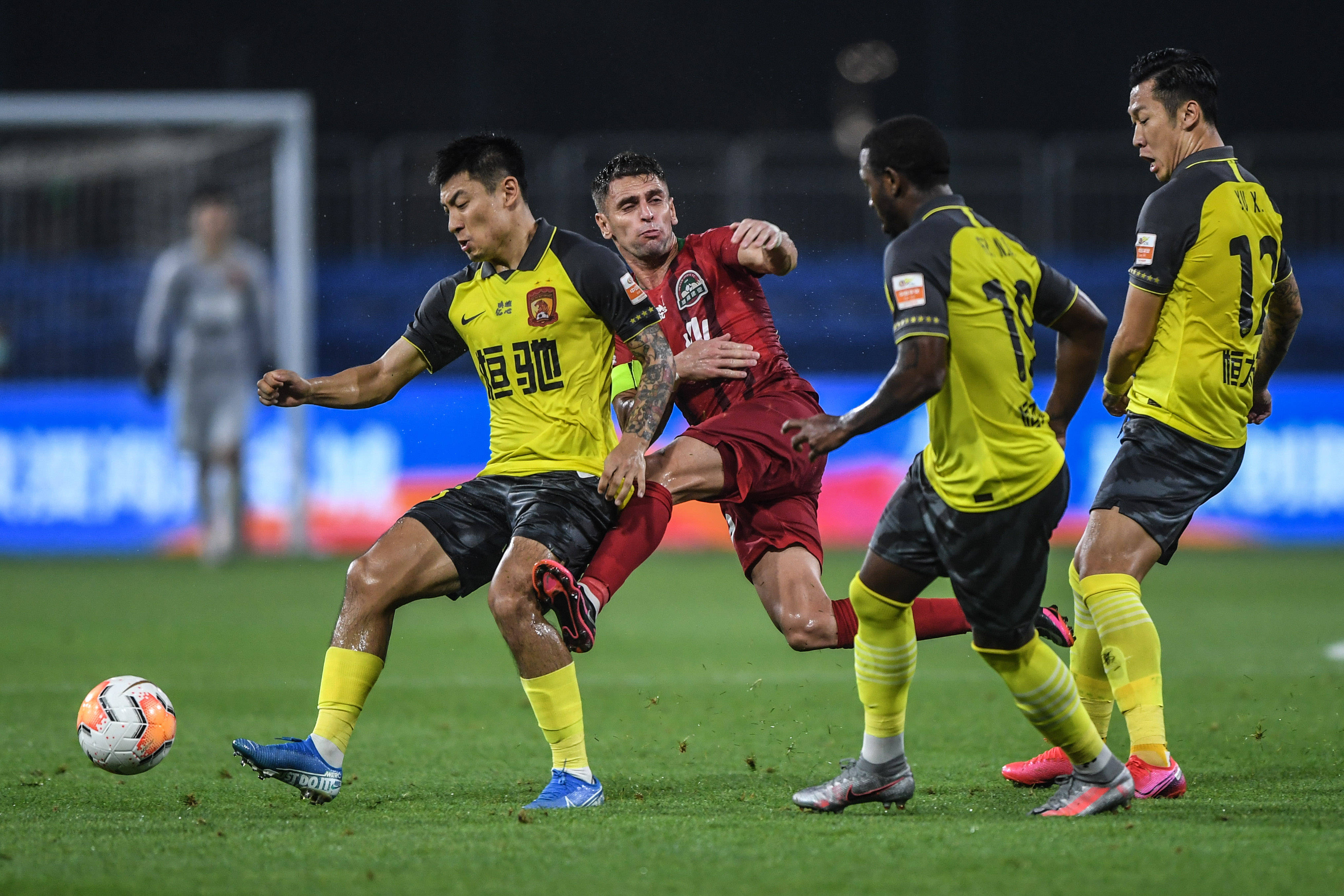 包含恒大客场战胜建业，继续领跑积分榜的词条