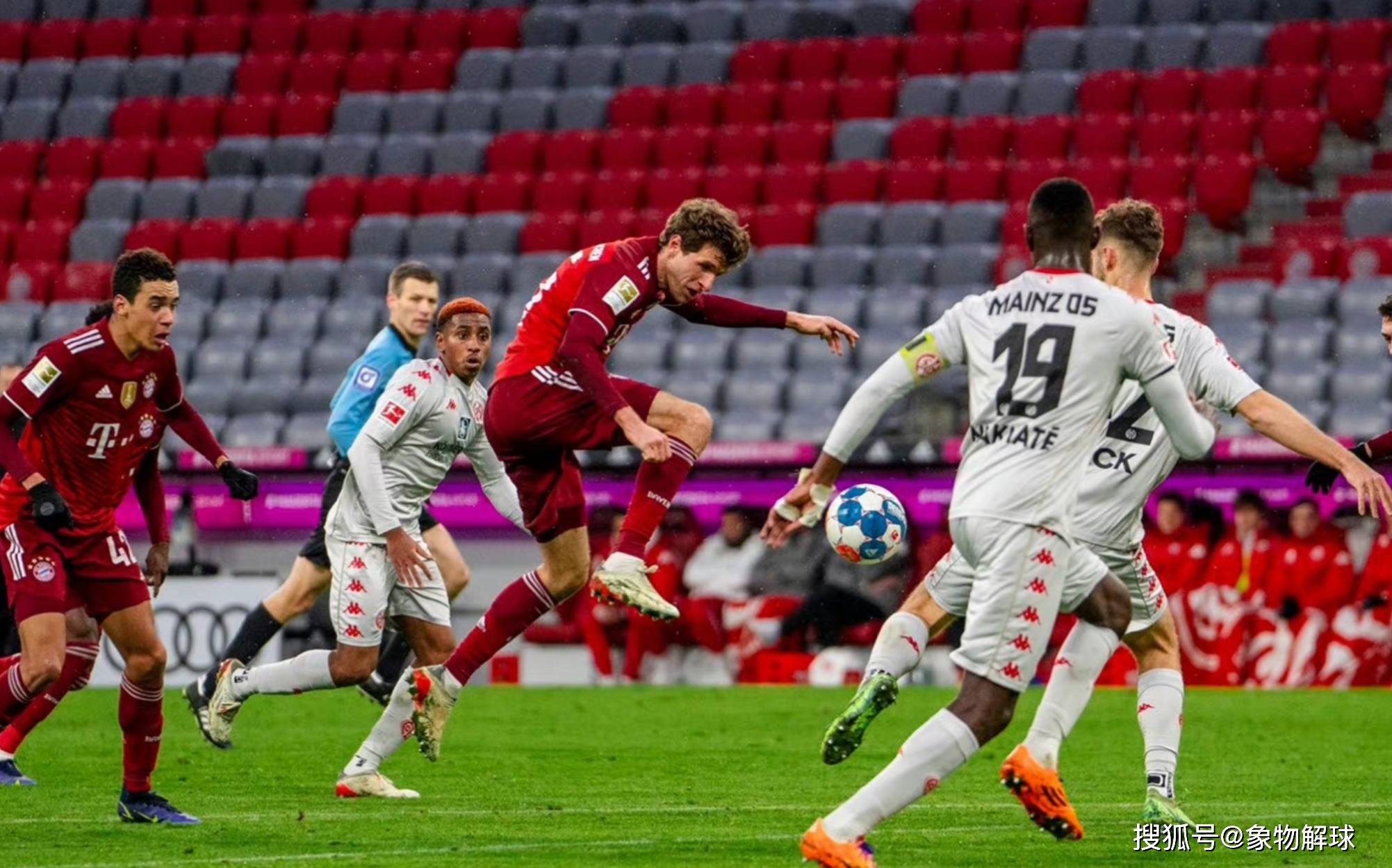 美因茨球队赢得桂冠,登上联赛榜首 美因茨球队赢得桂冠,登上联赛榜首