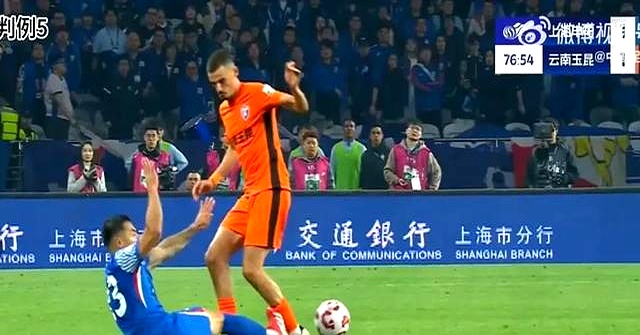 裁判的判罚引发争议,影响比赛走向 裁判的判罚引发争议,影响比赛走向