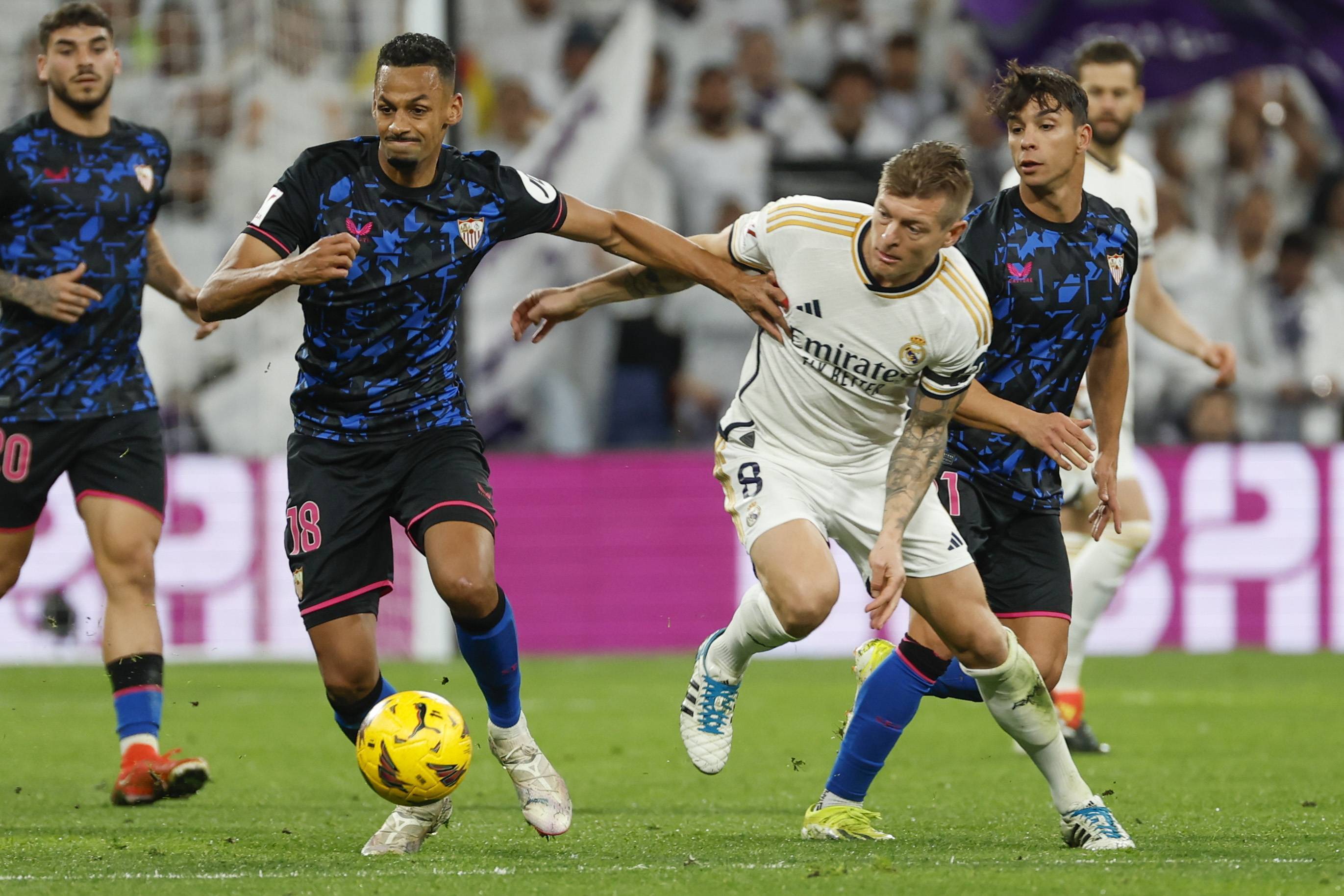 塞尔维亚足球队展现强大实力