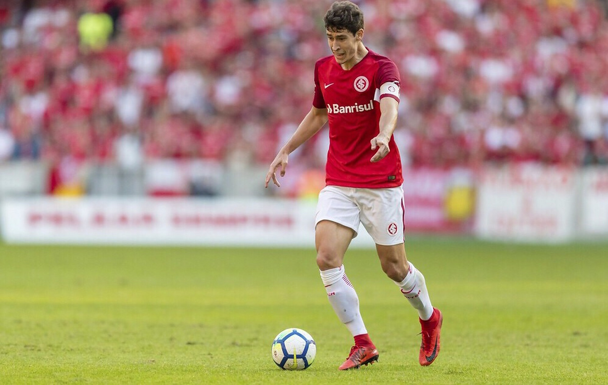 冰岛队在对阵罗马尼亚队中获得胜利，稳居次席的简单介绍