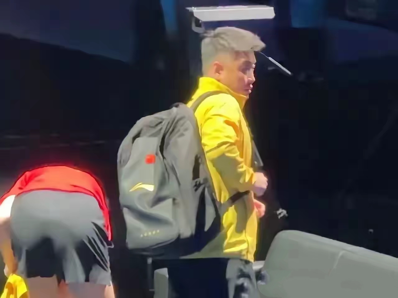 赛场上一幕波澜，球迷热议不断