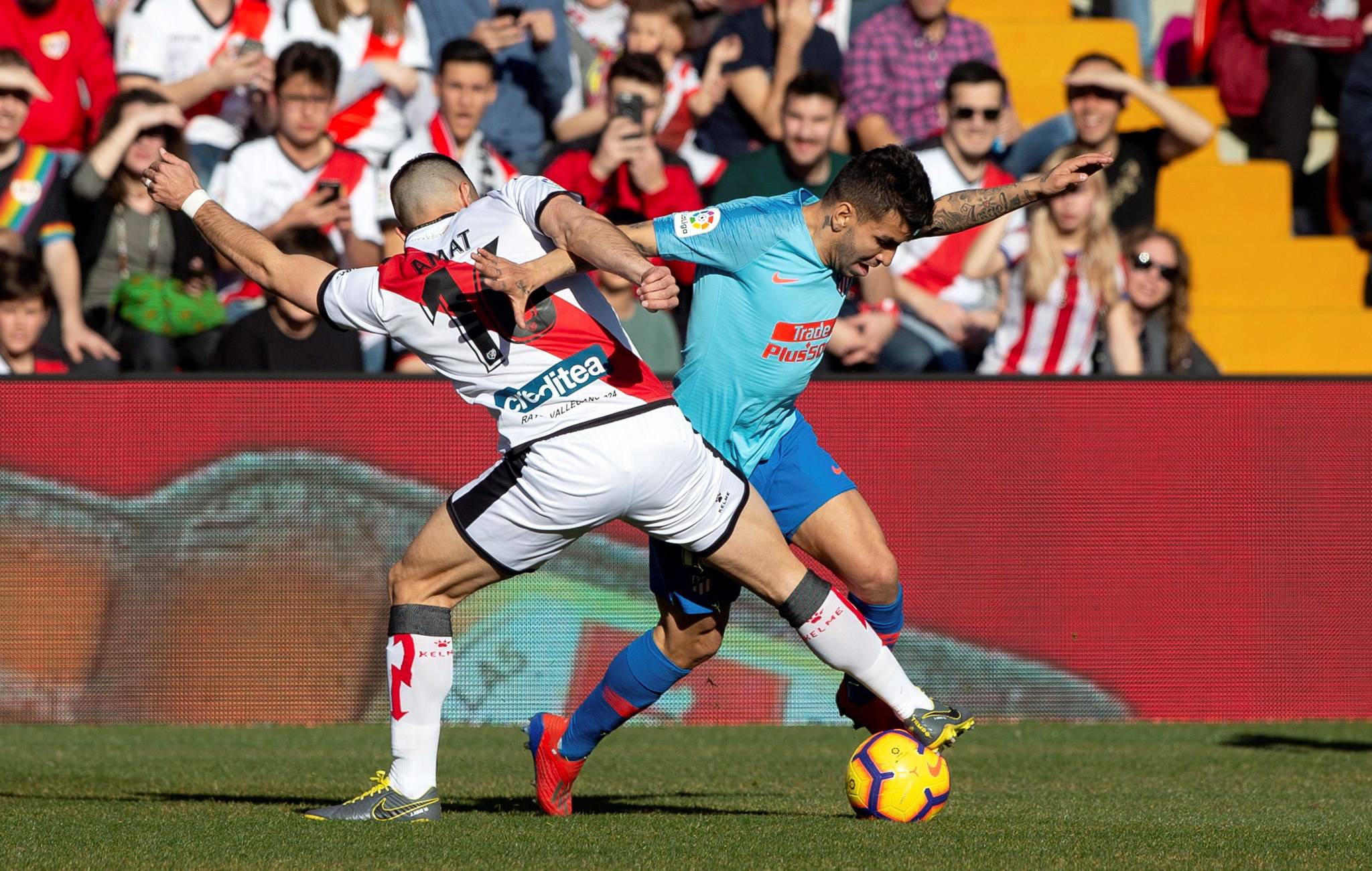 曼城战胜伯恩利，保持不败纪录