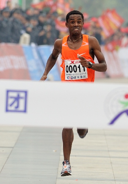 斯洛伐克马拉松选手奋勇争先冲刺终点 斯洛伐克马拉松选手奋勇争先冲刺终点