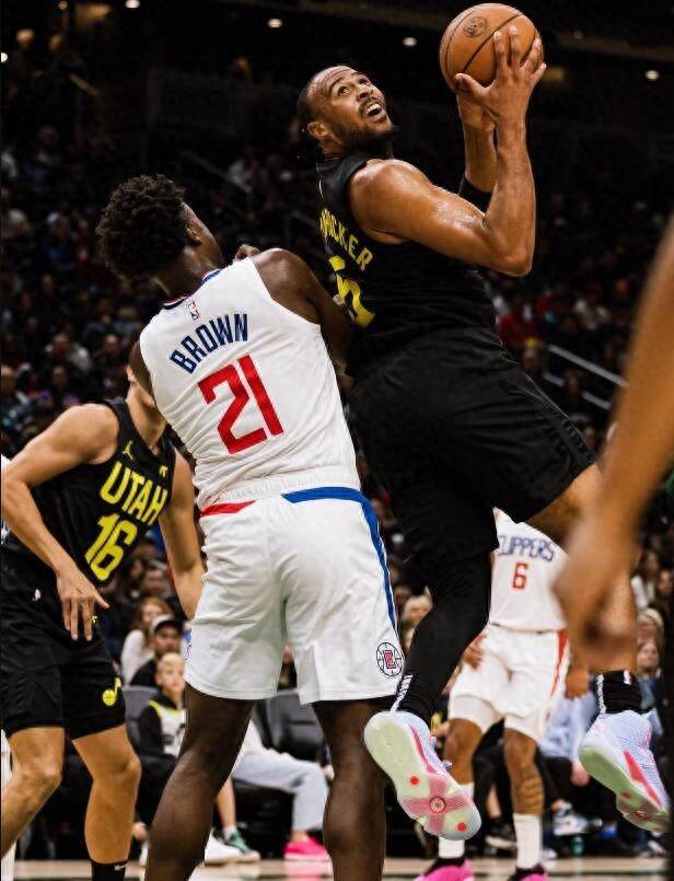 莱昂纳德砍下30+10,快船击败雷霆 莱昂纳德砍下30+10,快船击败雷霆