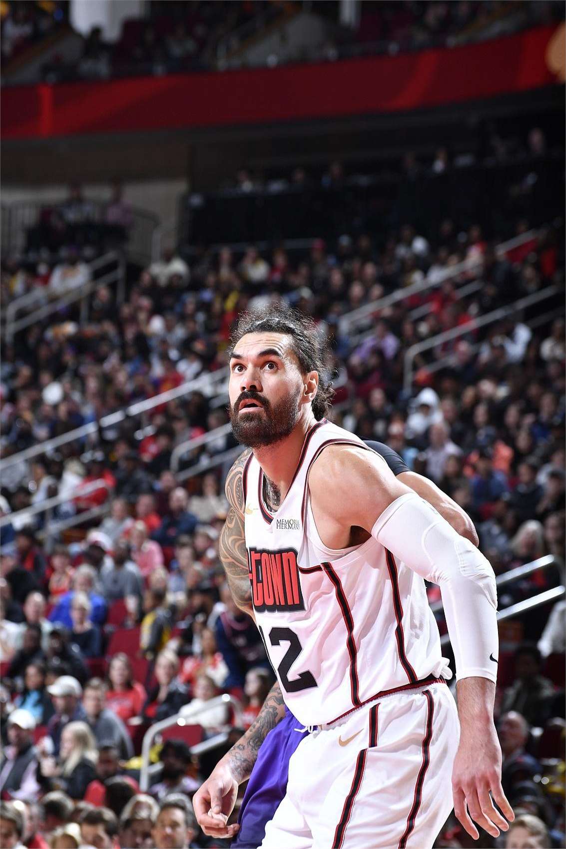 老鹰主场击败火箭，追平战绩