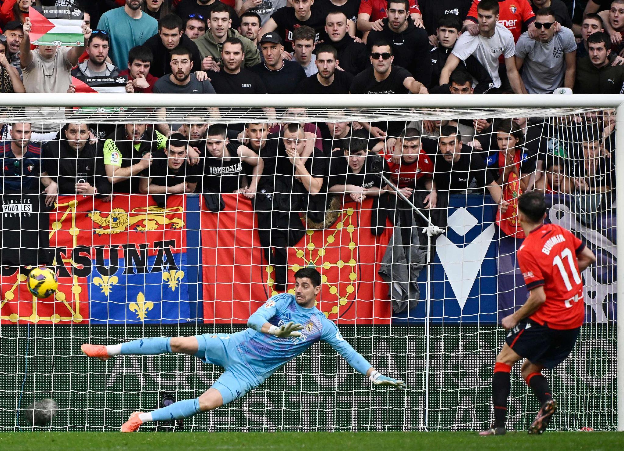 西甲比赛热情澎湃，球员实力对决搏杀