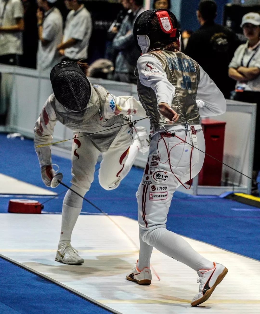 红蓝之争：女子国家足球队角逐胜奖的简单介绍